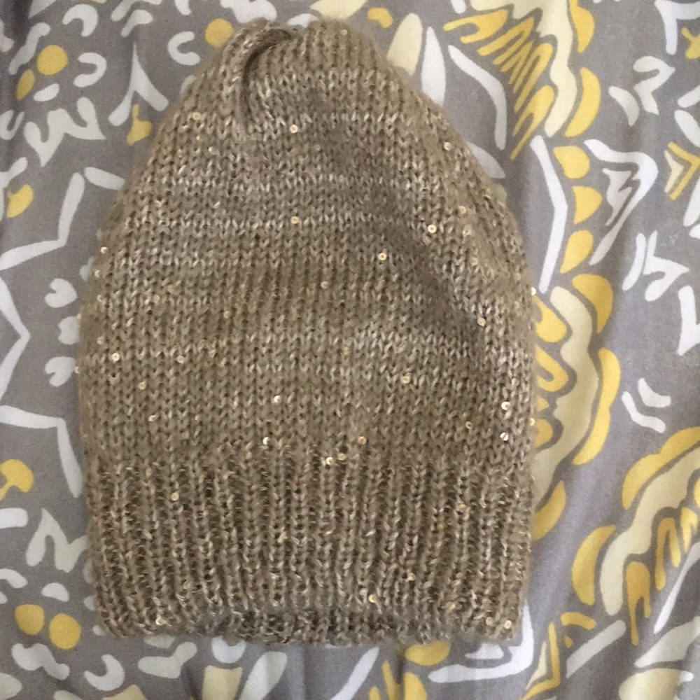 Beanie gold color with sequins.